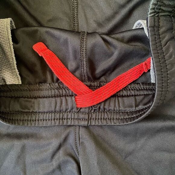 Under Armour youth L loose fit basketball activewear shorts black & red - Picture 5 of 8